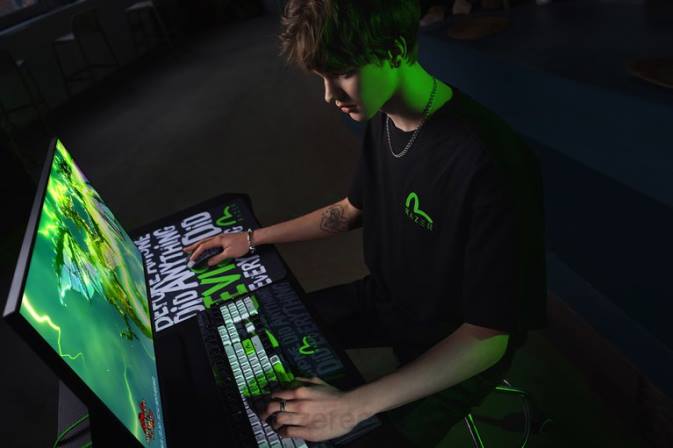 evisu daicock mustriga t-särk Razer RF2D191 üks värv kehakate