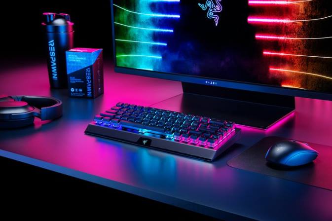 blackwidow v3 mini hyperspeed - fantoomväljaanne - kollane lüliti - meie Razer RF2D64 must klaviatuur