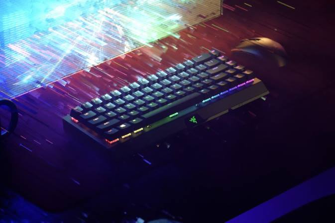 blackwidow v3 mini hyperspeed - kollane lüliti - meie Razer RF2D63 must klaviatuur