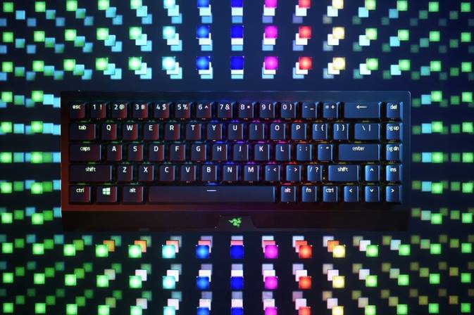 blackwidow v3 mini hyperspeed - kollane lüliti - meie Razer RF2D63 must klaviatuur